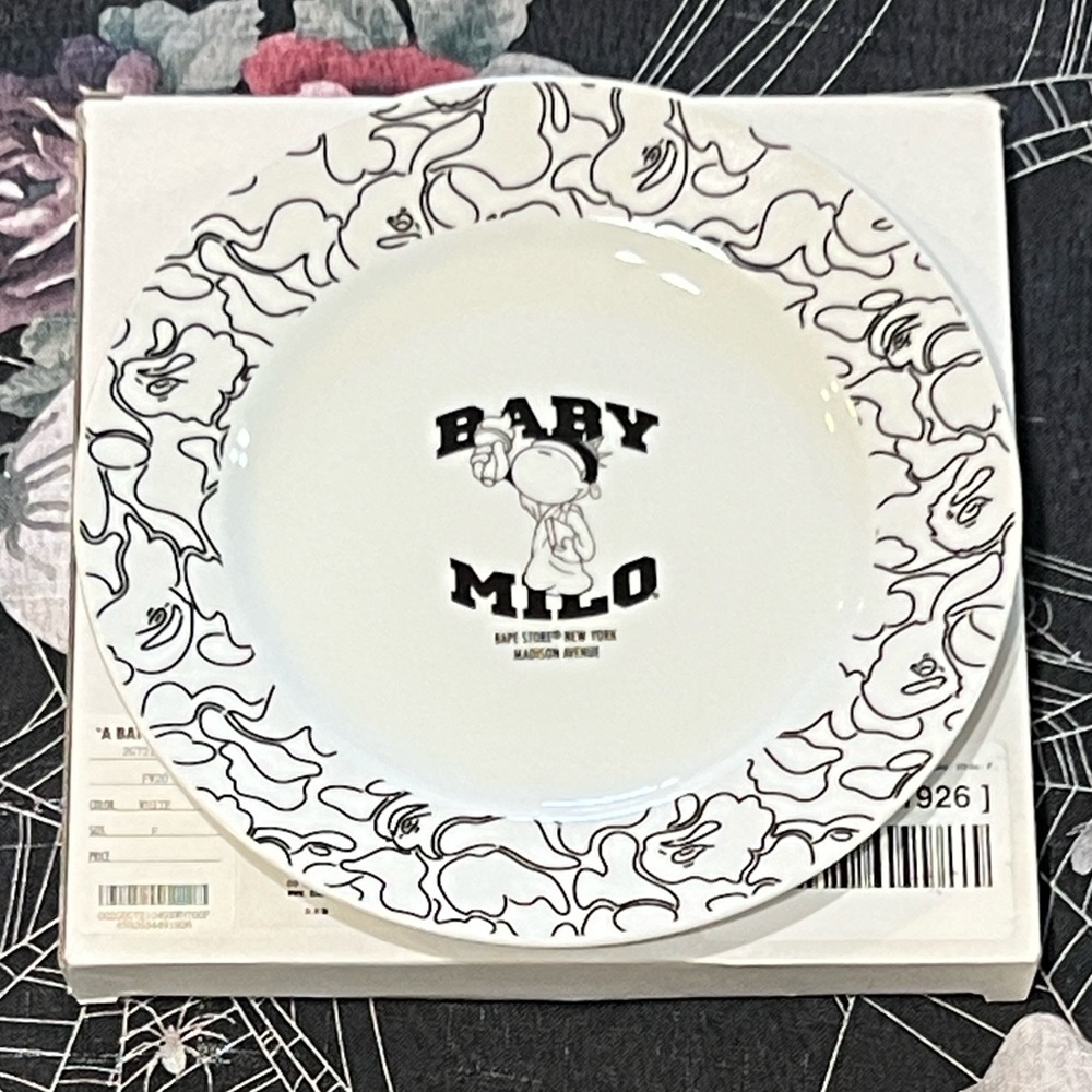 NEW 2020 BAPE A BATHING APE BABY MILO MADISON AVENUE WHITE CERAMIC DINNER PLATE